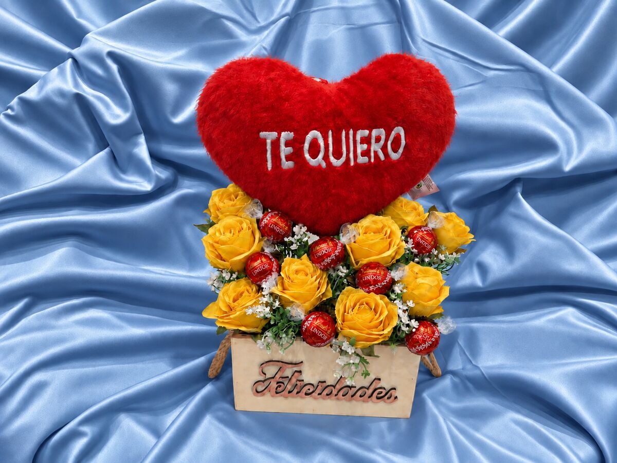 Caixa regal amb cor «Te quiero» i roses grogues