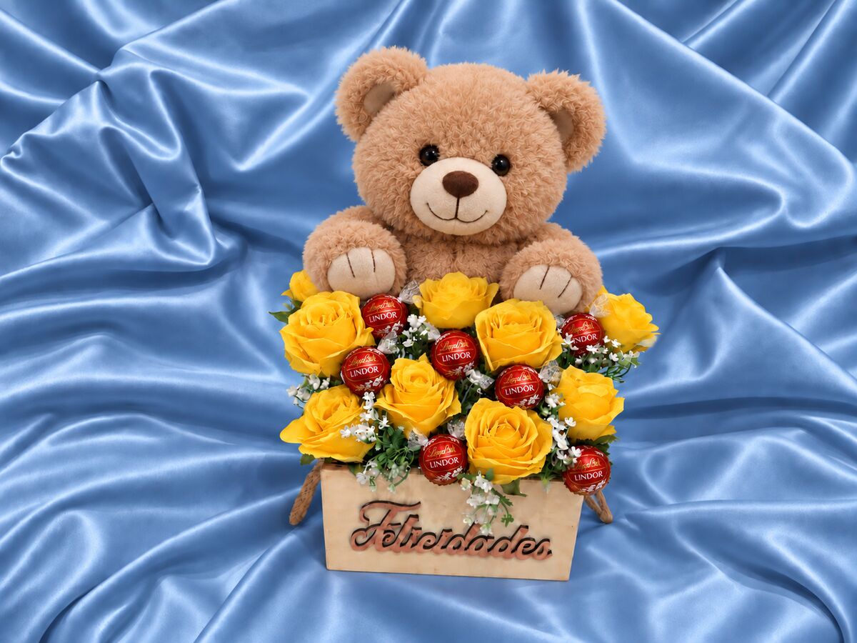 Caixa regal «Felicidades» amb osset de peluix i roses grogues